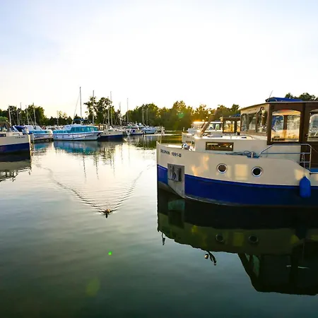 Floating At Harbor By Kuhnle-tours Πλωτό κατάλυμα *