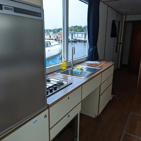 Floating At Marina By Kuhnle-tours Båthotell