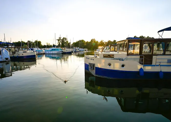 Floating At Harbor By Kuhnle-tours 船上ホテル *