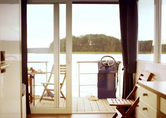 Floating At Harbor By Kuhnle-tours * レヒリン