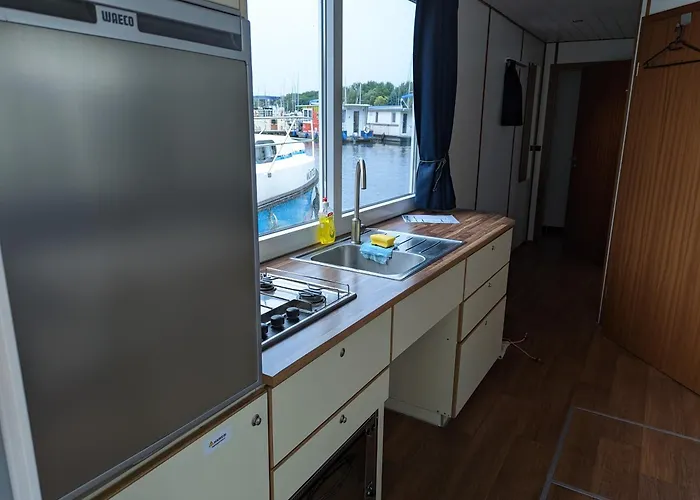 Floating At Harbor By Kuhnle-tours 船上ホテル